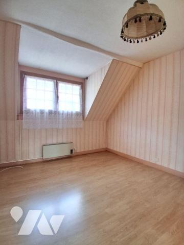 *Une MAISON de ville élevée d'un étage sur rez-de-chaussée, comprenant :
- au rez-de-chaussée ...