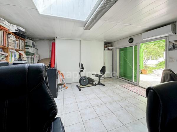 MAISON DE VILLE ET DÉPENDANCES