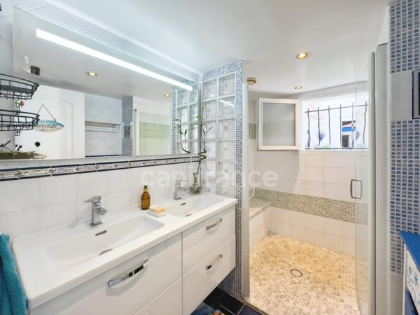 MAISON DE VILLE ET DÉPENDANCES