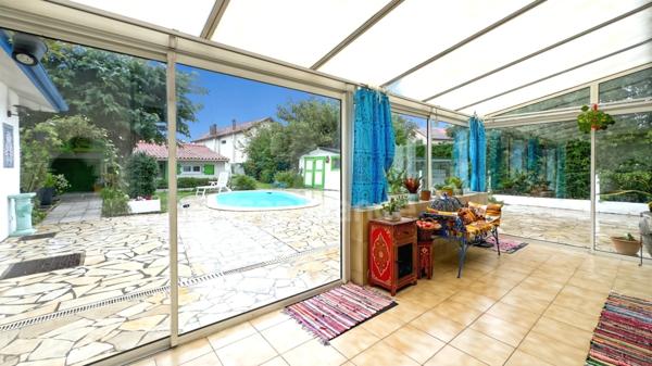 MAISON DE VILLE ET DÉPENDANCES