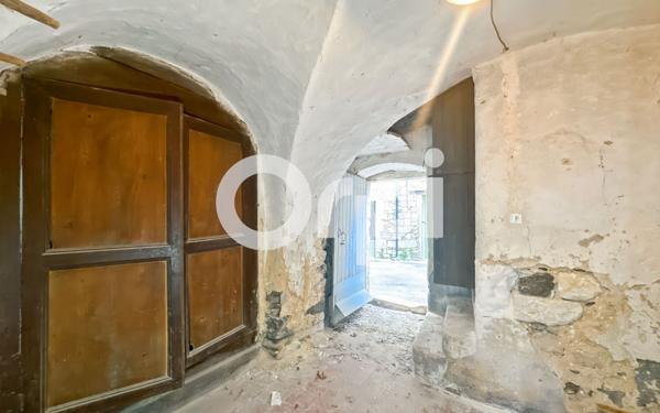 Maison à vendre    6 pièces •  Vallon-Pont-d'Arc