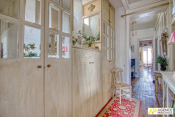 Versailles Rive-Droite Appartement 5 pièces 142 m² au sol avec jardin et garage €1 170 000 ** - Référence 25068