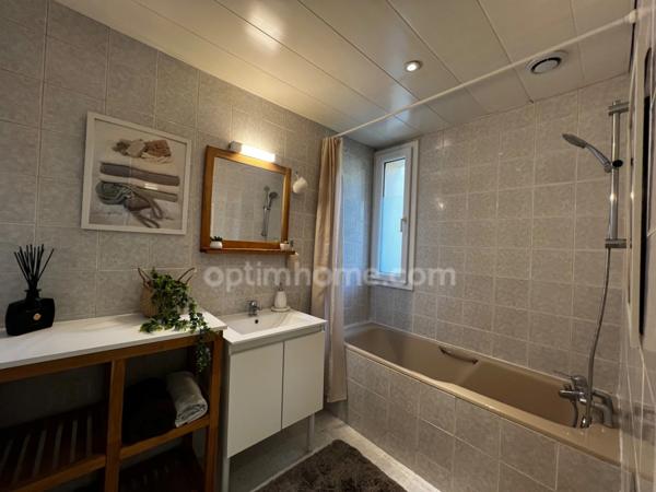 Maison 6 pièces 4/5 chambres, une place de parking, terrasses