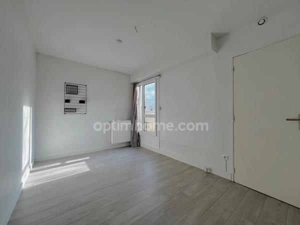 Maison 6 pièces 4/5 chambres, une place de parking, terrasses