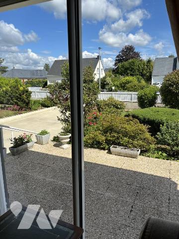 SAUTRON. Proche du Super U. Pavillon indépendant sur semi sous-sol et 988 m² de terrain clos