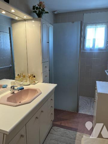 SAUTRON. Proche du Super U. Pavillon indépendant sur semi sous-sol et 988 m² de terrain clos
