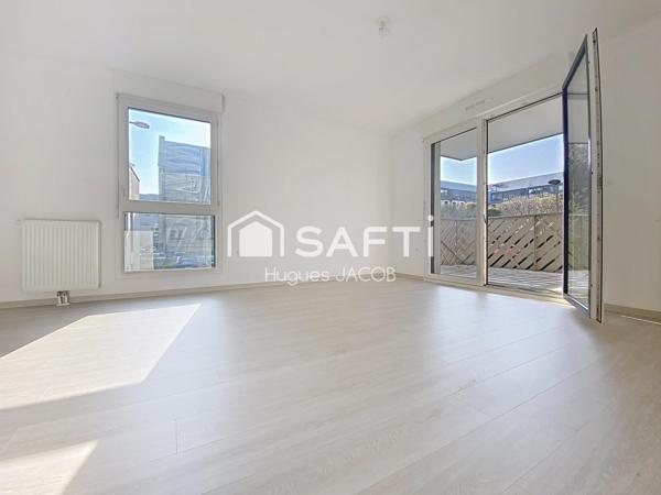 Appartement récent avec balcon et place de parking privative