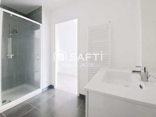 Appartement récent avec balcon et place de parking privative