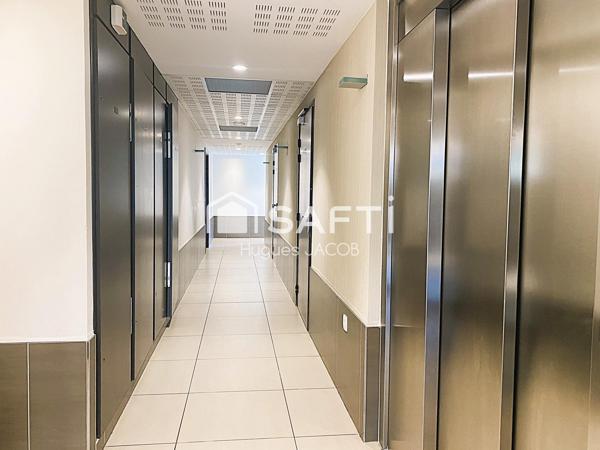 Appartement récent avec balcon et place de parking privative