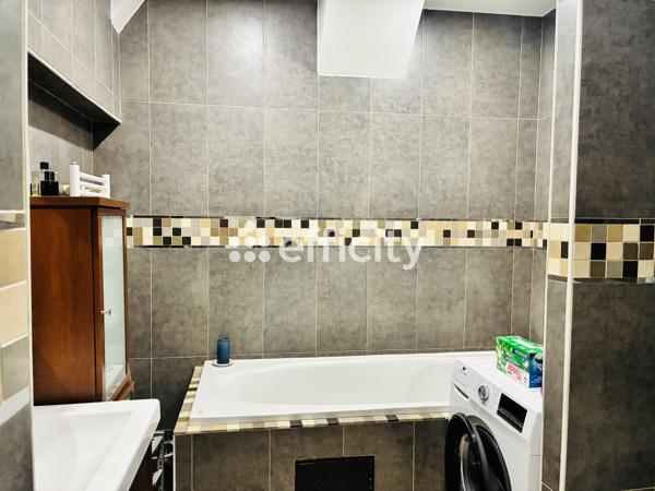 Appartement
         2 pièces
        - 60 m² 595 000 € *