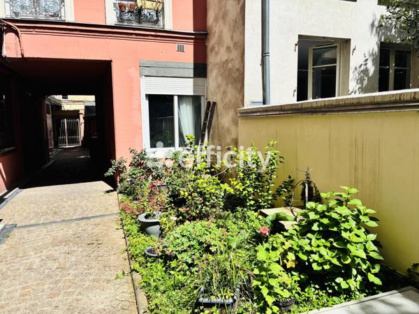 Appartement
         2 pièces
        - 60 m² 595 000 € *