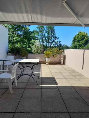 Vente                                                      Appartement
                        
                     4 pièces                      96 m2                     à Floirac
