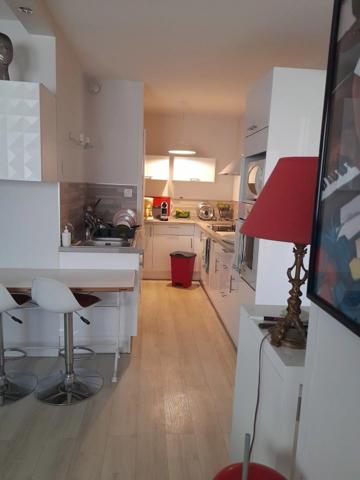 Vente                                                      Appartement
                        
                     4 pièces                      96 m2                     à Floirac