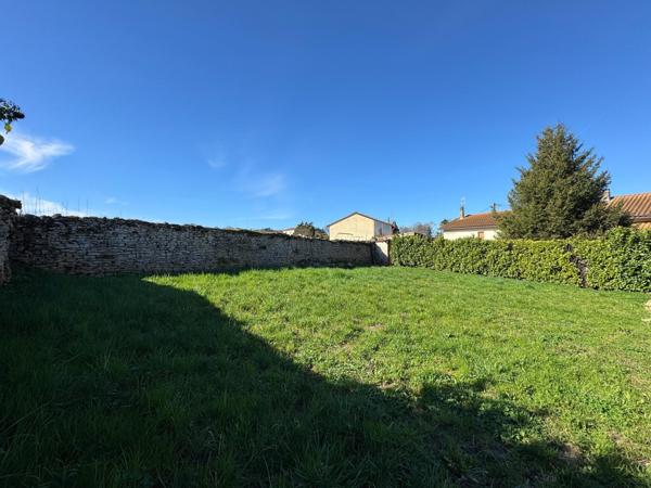 Maison à rénover avec jardin et fort potentiel – Vinzelles