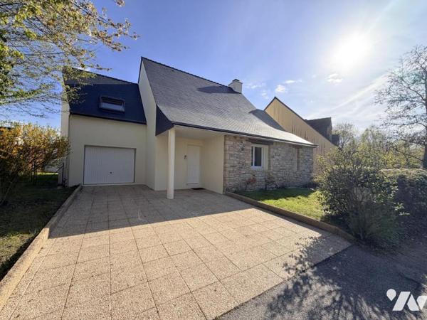 Maison d'habitation construite sur 2 niveaux 4 chambres 1 garage