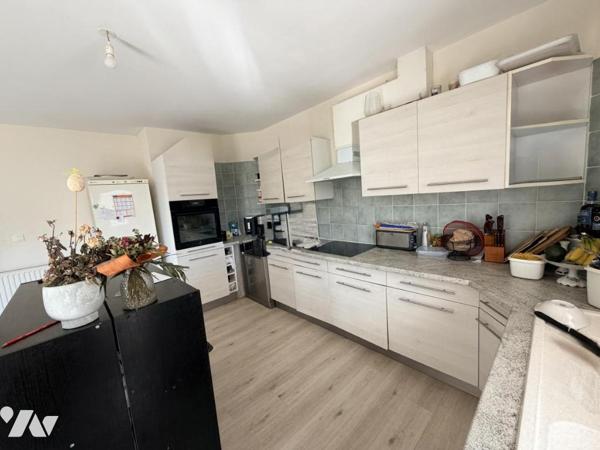 Maison d'habitation construite sur 2 niveaux 4 chambres 1 garage