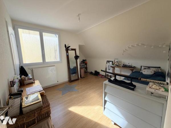 Maison d'habitation construite sur 2 niveaux 4 chambres 1 garage