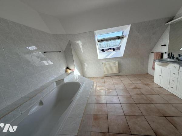 Maison d'habitation construite sur 2 niveaux 4 chambres 1 garage