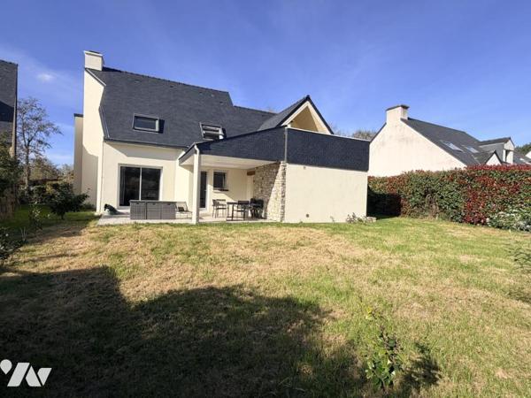 Maison d'habitation construite sur 2 niveaux 4 chambres 1 garage