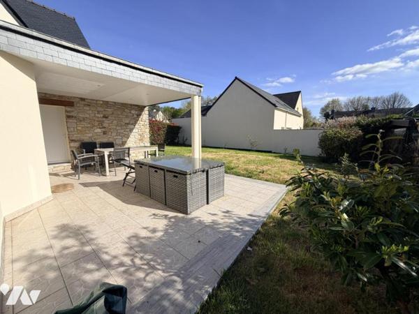 Maison d'habitation construite sur 2 niveaux 4 chambres 1 garage