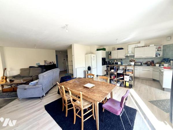 Maison d'habitation construite sur 2 niveaux 4 chambres 1 garage