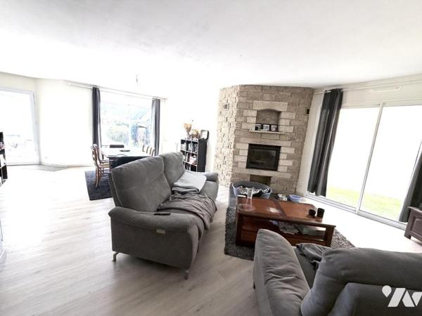 Maison d'habitation construite sur 2 niveaux 4 chambres 1 garage