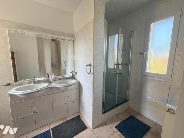 Maison d'habitation construite sur 2 niveaux 4 chambres 1 garage