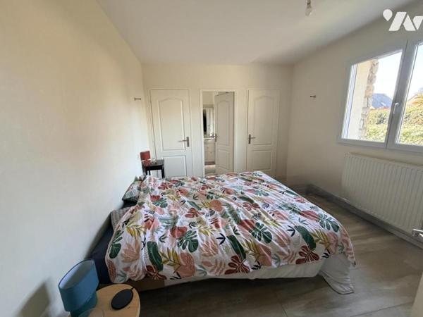 Maison d'habitation construite sur 2 niveaux 4 chambres 1 garage