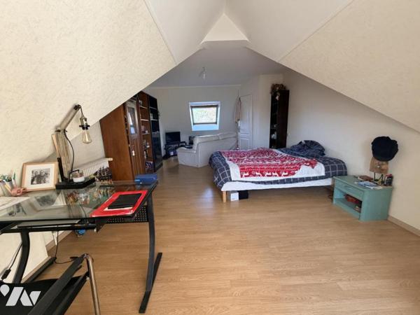 Maison d'habitation construite sur 2 niveaux 4 chambres 1 garage