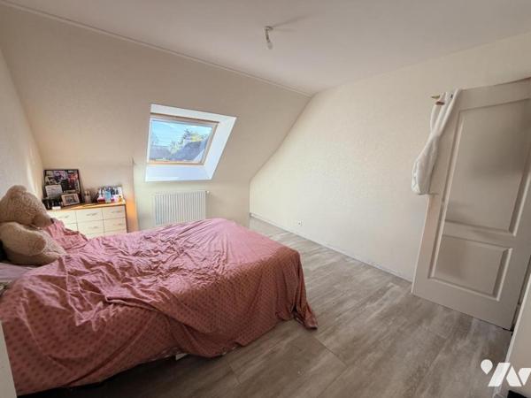 Maison d'habitation construite sur 2 niveaux 4 chambres 1 garage