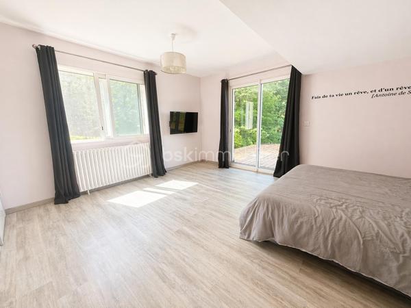Et si vous faisiez le choix de vivre avec la sensation d’être seul au monde… tout en restant à seulement 5 minutes de toutes les commodités ?

Nichée dans un environnement verdoyant et préservé, sur la commune de Saint-Quentin-sur-Isère, cette maison des années 1980 vous séduira par son cadre unique, son calme absolu et sa vue dégagée.

🌿 Un terrain rare et privilégié
Implantée sur un magnifique terrain de 3 800 m², dont environ 2 000 m² de forêt, la propriété offre une véritable parenthèse de nature avec :

une source naturelle
un ruisseau en bordure de parcelle en contrebas
de nombreux arbres fruitiers
un bassin avec carpes
un cadre paysager apaisant et sans vis-à-vis
départ de randonnées directement depuis la maison, idéal pour les amoureux de plein air

🏠 La maison – 134 m² habitables

Au rez-de-chaussée :

Belle pièce de vie avec cuisine ouverte équipée
Accès direct à une première terrasse en bois, idéale pour les repas en extérieur
WC indépendant
Buanderie / chaufferie
Cellier avec accès direct au garage

À l’étage :

Deux chambres, dont une avec dressing et accès extérieur
Accès à une seconde terrasse en bois avec vue dégagée, véritable atout pour profiter du panorama
Salle de bain avec douche et baignoire balnéo
WC séparés

🔧 Caractéristiques techniques :

Chauffage au sol + radiateurs
Chaudière fioul
Charpente traditionnelle
Assainissement individuel avec fosse et champ d’épandage aux normes

🌄 Un emplacement idéal

Au pied du Vercors, dans un environnement naturel exceptionnel
À 5 minutes des commodités (commerces, écoles, services)
À 20 minutes de Grenoble par la nationale
Accès rapide tout en conservant un cadre de vie rare

✨ Ce qu’on aime :

Le calme absolu et l’absence de vis-à-vis
La vue dégagée depuis la terrasse de l’étage
Les deux terrasses en bois pour profiter des extérieurs à chaque niveau
Le terrain arboré avec forêt, source et ruisseau
L’accès direct aux sentiers de randonnée
Les volumes et la luminosité intérieure

👉 Une maison idéale pour les amoureux de nature, recherchant tranquillité, espace et qualité de vie, dans un cadre exceptionnel aux portes du Vercors.

📞 À découvrir sans tarder !