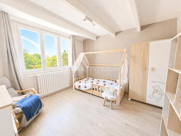 Et si vous faisiez le choix de vivre avec la sensation d’être seul au monde… tout en restant à seulement 5 minutes de toutes les commodités ?

Nichée dans un environnement verdoyant et préservé, sur la commune de Saint-Quentin-sur-Isère, cette maison des années 1980 vous séduira par son cadre unique, son calme absolu et sa vue dégagée.

🌿 Un terrain rare et privilégié
Implantée sur un magnifique terrain de 3 800 m², dont environ 2 000 m² de forêt, la propriété offre une véritable parenthèse de nature avec :

une source naturelle
un ruisseau en bordure de parcelle en contrebas
de nombreux arbres fruitiers
un bassin avec carpes
un cadre paysager apaisant et sans vis-à-vis
départ de randonnées directement depuis la maison, idéal pour les amoureux de plein air

🏠 La maison – 134 m² habitables

Au rez-de-chaussée :

Belle pièce de vie avec cuisine ouverte équipée
Accès direct à une première terrasse en bois, idéale pour les repas en extérieur
WC indépendant
Buanderie / chaufferie
Cellier avec accès direct au garage

À l’étage :

Deux chambres, dont une avec dressing et accès extérieur
Accès à une seconde terrasse en bois avec vue dégagée, véritable atout pour profiter du panorama
Salle de bain avec douche et baignoire balnéo
WC séparés

🔧 Caractéristiques techniques :

Chauffage au sol + radiateurs
Chaudière fioul
Charpente traditionnelle
Assainissement individuel avec fosse et champ d’épandage aux normes

🌄 Un emplacement idéal

Au pied du Vercors, dans un environnement naturel exceptionnel
À 5 minutes des commodités (commerces, écoles, services)
À 20 minutes de Grenoble par la nationale
Accès rapide tout en conservant un cadre de vie rare

✨ Ce qu’on aime :

Le calme absolu et l’absence de vis-à-vis
La vue dégagée depuis la terrasse de l’étage
Les deux terrasses en bois pour profiter des extérieurs à chaque niveau
Le terrain arboré avec forêt, source et ruisseau
L’accès direct aux sentiers de randonnée
Les volumes et la luminosité intérieure

👉 Une maison idéale pour les amoureux de nature, recherchant tranquillité, espace et qualité de vie, dans un cadre exceptionnel aux portes du Vercors.

📞 À découvrir sans tarder !