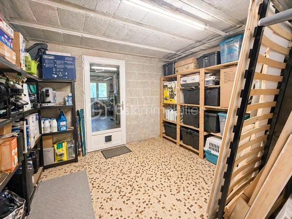 Et si vous faisiez le choix de vivre avec la sensation d’être seul au monde… tout en restant à seulement 5 minutes de toutes les commodités ?

Nichée dans un environnement verdoyant et préservé, sur la commune de Saint-Quentin-sur-Isère, cette maison des années 1980 vous séduira par son cadre unique, son calme absolu et sa vue dégagée.

🌿 Un terrain rare et privilégié
Implantée sur un magnifique terrain de 3 800 m², dont environ 2 000 m² de forêt, la propriété offre une véritable parenthèse de nature avec :

une source naturelle
un ruisseau en bordure de parcelle en contrebas
de nombreux arbres fruitiers
un bassin avec carpes
un cadre paysager apaisant et sans vis-à-vis
départ de randonnées directement depuis la maison, idéal pour les amoureux de plein air

🏠 La maison – 134 m² habitables

Au rez-de-chaussée :

Belle pièce de vie avec cuisine ouverte équipée
Accès direct à une première terrasse en bois, idéale pour les repas en extérieur
WC indépendant
Buanderie / chaufferie
Cellier avec accès direct au garage

À l’étage :

Deux chambres, dont une avec dressing et accès extérieur
Accès à une seconde terrasse en bois avec vue dégagée, véritable atout pour profiter du panorama
Salle de bain avec douche et baignoire balnéo
WC séparés

🔧 Caractéristiques techniques :

Chauffage au sol + radiateurs
Chaudière fioul
Charpente traditionnelle
Assainissement individuel avec fosse et champ d’épandage aux normes

🌄 Un emplacement idéal

Au pied du Vercors, dans un environnement naturel exceptionnel
À 5 minutes des commodités (commerces, écoles, services)
À 20 minutes de Grenoble par la nationale
Accès rapide tout en conservant un cadre de vie rare

✨ Ce qu’on aime :

Le calme absolu et l’absence de vis-à-vis
La vue dégagée depuis la terrasse de l’étage
Les deux terrasses en bois pour profiter des extérieurs à chaque niveau
Le terrain arboré avec forêt, source et ruisseau
L’accès direct aux sentiers de randonnée
Les volumes et la luminosité intérieure

👉 Une maison idéale pour les amoureux de nature, recherchant tranquillité, espace et qualité de vie, dans un cadre exceptionnel aux portes du Vercors.

📞 À découvrir sans tarder !
