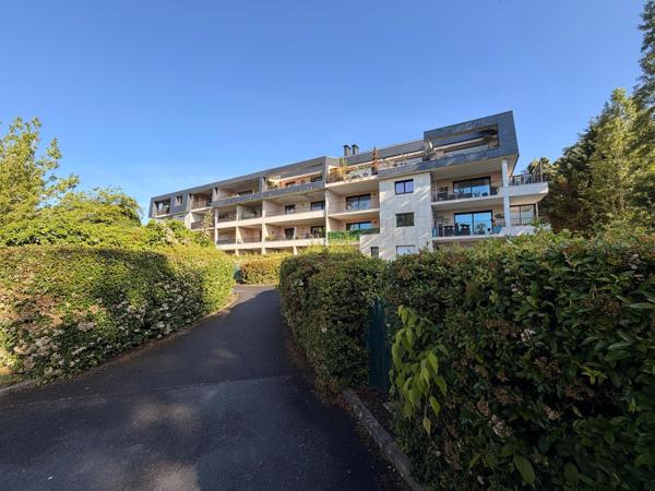 Appartement avec deux terrasses et deux parkings.