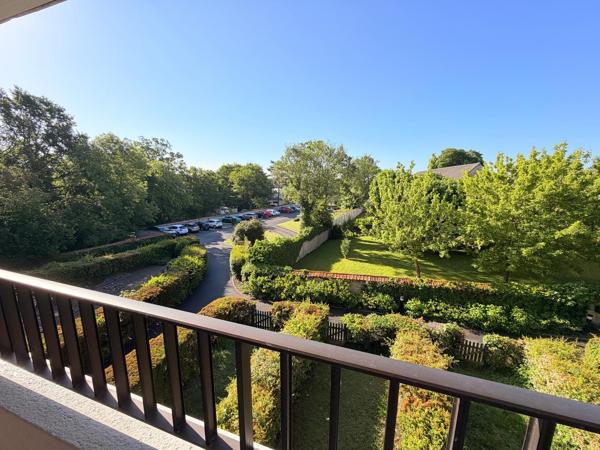 Appartement avec deux terrasses et deux parkings.