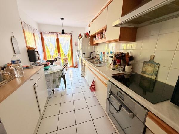 Appartement avec deux terrasses et deux parkings.