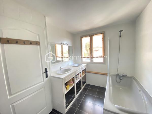 Découvrez cette charmante maison de 122 m² nichée dans la campagne tranquille de Saint-Cannat. Profitez d'un cadre de vie apaisant offrant une atmosphère de détente et de confort sans vis-à-vis.

Dotée de 4 pièces, dont 3 chambres, ce cocon familial dispose également d'une salle de bain et de 2 WC séparés. Conçue en 1988, elle exige quelques travaux, le logement est climatisé et équipé d'un vitrage double pour un confort optimal été comme hiver.

L'extérieur séduit par sa terrasse orientée Est et sa piscine privée, idéale pour se ressourcer lors des journées ensoleillées. 
Les commodités sont facilement accessibles, garantissant un quotidien pratique et agréable. La taxe foncière s'élève à 1557€.

Avec Caroline Diedhiou pour vous accompagner, faites de cette maison de loisirs votre havre de paix à proximité des charmes de Saint-Cannat. Idéale pour les amoureux de la nature en quête de sérénité.