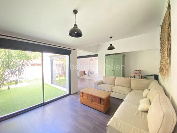 Découvrez cette charmante maison de 122 m² nichée dans la campagne tranquille de Saint-Cannat. Profitez d'un cadre de vie apaisant offrant une atmosphère de détente et de confort sans vis-à-vis.

Dotée de 4 pièces, dont 3 chambres, ce cocon familial dispose également d'une salle de bain et de 2 WC séparés. Conçue en 1988, elle exige quelques travaux, le logement est climatisé et équipé d'un vitrage double pour un confort optimal été comme hiver.

L'extérieur séduit par sa terrasse orientée Est et sa piscine privée, idéale pour se ressourcer lors des journées ensoleillées. 
Les commodités sont facilement accessibles, garantissant un quotidien pratique et agréable. La taxe foncière s'élève à 1557€.

Avec Caroline Diedhiou pour vous accompagner, faites de cette maison de loisirs votre havre de paix à proximité des charmes de Saint-Cannat. Idéale pour les amoureux de la nature en quête de sérénité.