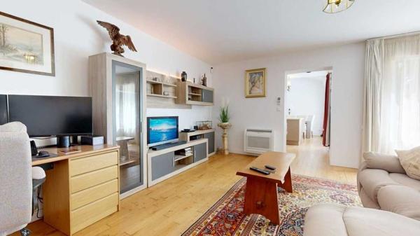 Maison contemporaine - Saint-cyprien Appartement T3 de standing en rez-de-jardin avec petit jardinet et place de parking sécurisée