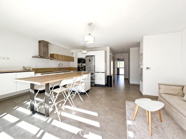 Appartement Le Tholonet 3 pièces + 2 places de parking en sous-sol.