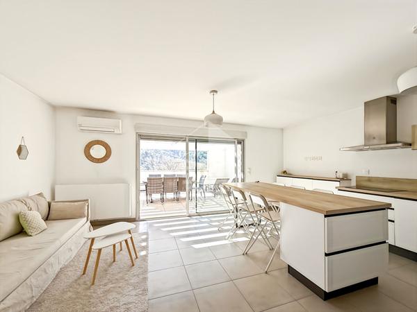 Appartement Le Tholonet 3 pièces + 2 places de parking en sous-sol.