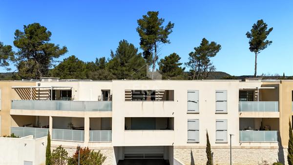 Appartement Le Tholonet 3 pièces + 2 places de parking en sous-sol.