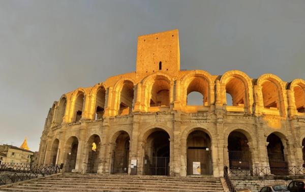 ARLES Maison rénovée avec terrasse et cave, 4 chambres