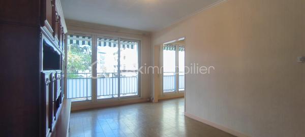 BOURG-EN-BRESSE – CENTRE-VILLE | T3 | 1er ÉTAGE | BALCON | CAVE | PARKING 

***************ACCES VISITE VIRTUELLE DISPONIBLE SUR DEMANDE*****************

Au cœur de Bourg-en-Bresse, à proximité immédiate des commerces, services et commodités, découvrez cet appartement T3 situé au 1er étage avec ascenseur, au sein d’une résidence calme et bien entretenue.
L’appartement se compose d’une entrée, d’un séjour double de 25m2 environ, d’une cuisine indépendante équipée de 7m2 environ, de deux chambres de respectivement 15m2 et 10m2 environ, d’une salle d’eau et d’un WC séparé.
Un balcon, ainsi que d'une cave d'environ 6 m² alimentée en électricité complètent se bien.

La copropriété bénéficie par ailleurs d’améliorations récentes, notamment d’une isolation thermique par l’extérieur et d’une chaudière récente, constituant de véritables atouts pour le confort et la performance du bâtiment.
Une enveloppe de travaux est toutefois à prévoir afin de moderniser l’appartement et d’en révéler pleinement le potentiel : remise au goût du jour des pièces d’eau, rafraîchissement des peintures et des sols, ainsi que mise en conformité de l’installation électrique.

LES ATOUTS
• Emplacement recherché en centre-ville de Bourg-en-Bresse
• Proximité immédiate des commerces et commodités
• T3 avec séjour double
• Possibilité de créer une 3ᵉ chambre
• Cuisine indépendante équipée
• WC séparé
• Balcon avec 2 stores-bannes dont 1 électrique
• Résidence avec ascenseur
• Cave d’environ 6 m² avec électricité
• Stationnement libre au pied de la résidence fermée
• Résidence calme et entretenue
• Isolation thermique par l’extérieur
• Chaudière récente
• Beau potentiel d’aménagement après travaux

Une belle opportunité pour un projet de résidence principale ou d'investissement. À découvrir sans tarder !