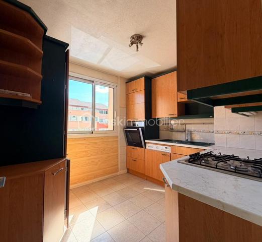 BOURG-EN-BRESSE – CENTRE-VILLE | T3 | 1er ÉTAGE | BALCON | CAVE | PARKING 

***************ACCES VISITE VIRTUELLE DISPONIBLE SUR DEMANDE*****************

Au cœur de Bourg-en-Bresse, à proximité immédiate des commerces, services et commodités, découvrez cet appartement T3 situé au 1er étage avec ascenseur, au sein d’une résidence calme et bien entretenue.
L’appartement se compose d’une entrée, d’un séjour double de 25m2 environ, d’une cuisine indépendante équipée de 7m2 environ, de deux chambres de respectivement 15m2 et 10m2 environ, d’une salle d’eau et d’un WC séparé.
Un balcon, ainsi que d'une cave d'environ 6 m² alimentée en électricité complètent se bien.

La copropriété bénéficie par ailleurs d’améliorations récentes, notamment d’une isolation thermique par l’extérieur et d’une chaudière récente, constituant de véritables atouts pour le confort et la performance du bâtiment.
Une enveloppe de travaux est toutefois à prévoir afin de moderniser l’appartement et d’en révéler pleinement le potentiel : remise au goût du jour des pièces d’eau, rafraîchissement des peintures et des sols, ainsi que mise en conformité de l’installation électrique.

LES ATOUTS
• Emplacement recherché en centre-ville de Bourg-en-Bresse
• Proximité immédiate des commerces et commodités
• T3 avec séjour double
• Possibilité de créer une 3ᵉ chambre
• Cuisine indépendante équipée
• WC séparé
• Balcon avec 2 stores-bannes dont 1 électrique
• Résidence avec ascenseur
• Cave d’environ 6 m² avec électricité
• Stationnement libre au pied de la résidence fermée
• Résidence calme et entretenue
• Isolation thermique par l’extérieur
• Chaudière récente
• Beau potentiel d’aménagement après travaux

Une belle opportunité pour un projet de résidence principale ou d'investissement. À découvrir sans tarder !