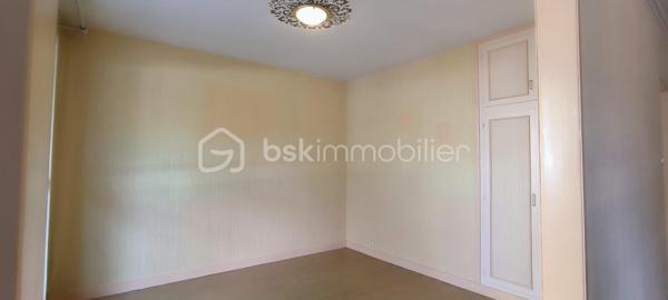 BOURG-EN-BRESSE – CENTRE-VILLE | T3 | 1er ÉTAGE | BALCON | CAVE | PARKING 

***************ACCES VISITE VIRTUELLE DISPONIBLE SUR DEMANDE*****************

Au cœur de Bourg-en-Bresse, à proximité immédiate des commerces, services et commodités, découvrez cet appartement T3 situé au 1er étage avec ascenseur, au sein d’une résidence calme et bien entretenue.
L’appartement se compose d’une entrée, d’un séjour double de 25m2 environ, d’une cuisine indépendante équipée de 7m2 environ, de deux chambres de respectivement 15m2 et 10m2 environ, d’une salle d’eau et d’un WC séparé.
Un balcon, ainsi que d'une cave d'environ 6 m² alimentée en électricité complètent se bien.

La copropriété bénéficie par ailleurs d’améliorations récentes, notamment d’une isolation thermique par l’extérieur et d’une chaudière récente, constituant de véritables atouts pour le confort et la performance du bâtiment.
Une enveloppe de travaux est toutefois à prévoir afin de moderniser l’appartement et d’en révéler pleinement le potentiel : remise au goût du jour des pièces d’eau, rafraîchissement des peintures et des sols, ainsi que mise en conformité de l’installation électrique.

LES ATOUTS
• Emplacement recherché en centre-ville de Bourg-en-Bresse
• Proximité immédiate des commerces et commodités
• T3 avec séjour double
• Possibilité de créer une 3ᵉ chambre
• Cuisine indépendante équipée
• WC séparé
• Balcon avec 2 stores-bannes dont 1 électrique
• Résidence avec ascenseur
• Cave d’environ 6 m² avec électricité
• Stationnement libre au pied de la résidence fermée
• Résidence calme et entretenue
• Isolation thermique par l’extérieur
• Chaudière récente
• Beau potentiel d’aménagement après travaux

Une belle opportunité pour un projet de résidence principale ou d'investissement. À découvrir sans tarder !