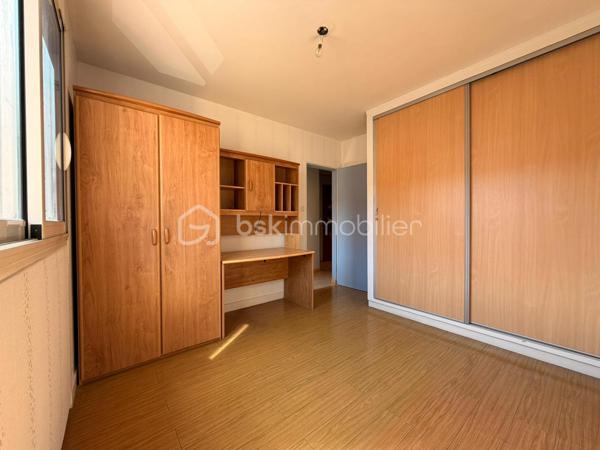 BOURG-EN-BRESSE – CENTRE-VILLE | T3 | 1er ÉTAGE | BALCON | CAVE | PARKING 

***************ACCES VISITE VIRTUELLE DISPONIBLE SUR DEMANDE*****************

Au cœur de Bourg-en-Bresse, à proximité immédiate des commerces, services et commodités, découvrez cet appartement T3 situé au 1er étage avec ascenseur, au sein d’une résidence calme et bien entretenue.
L’appartement se compose d’une entrée, d’un séjour double de 25m2 environ, d’une cuisine indépendante équipée de 7m2 environ, de deux chambres de respectivement 15m2 et 10m2 environ, d’une salle d’eau et d’un WC séparé.
Un balcon, ainsi que d'une cave d'environ 6 m² alimentée en électricité complètent se bien.

La copropriété bénéficie par ailleurs d’améliorations récentes, notamment d’une isolation thermique par l’extérieur et d’une chaudière récente, constituant de véritables atouts pour le confort et la performance du bâtiment.
Une enveloppe de travaux est toutefois à prévoir afin de moderniser l’appartement et d’en révéler pleinement le potentiel : remise au goût du jour des pièces d’eau, rafraîchissement des peintures et des sols, ainsi que mise en conformité de l’installation électrique.

LES ATOUTS
• Emplacement recherché en centre-ville de Bourg-en-Bresse
• Proximité immédiate des commerces et commodités
• T3 avec séjour double
• Possibilité de créer une 3ᵉ chambre
• Cuisine indépendante équipée
• WC séparé
• Balcon avec 2 stores-bannes dont 1 électrique
• Résidence avec ascenseur
• Cave d’environ 6 m² avec électricité
• Stationnement libre au pied de la résidence fermée
• Résidence calme et entretenue
• Isolation thermique par l’extérieur
• Chaudière récente
• Beau potentiel d’aménagement après travaux

Une belle opportunité pour un projet de résidence principale ou d'investissement. À découvrir sans tarder !