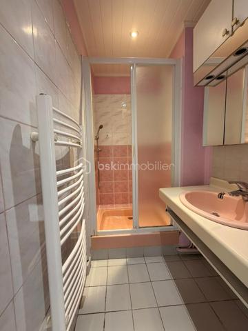 BOURG-EN-BRESSE – CENTRE-VILLE | T3 | 1er ÉTAGE | BALCON | CAVE | PARKING 

***************ACCES VISITE VIRTUELLE DISPONIBLE SUR DEMANDE*****************

Au cœur de Bourg-en-Bresse, à proximité immédiate des commerces, services et commodités, découvrez cet appartement T3 situé au 1er étage avec ascenseur, au sein d’une résidence calme et bien entretenue.
L’appartement se compose d’une entrée, d’un séjour double de 25m2 environ, d’une cuisine indépendante équipée de 7m2 environ, de deux chambres de respectivement 15m2 et 10m2 environ, d’une salle d’eau et d’un WC séparé.
Un balcon, ainsi que d'une cave d'environ 6 m² alimentée en électricité complètent se bien.

La copropriété bénéficie par ailleurs d’améliorations récentes, notamment d’une isolation thermique par l’extérieur et d’une chaudière récente, constituant de véritables atouts pour le confort et la performance du bâtiment.
Une enveloppe de travaux est toutefois à prévoir afin de moderniser l’appartement et d’en révéler pleinement le potentiel : remise au goût du jour des pièces d’eau, rafraîchissement des peintures et des sols, ainsi que mise en conformité de l’installation électrique.

LES ATOUTS
• Emplacement recherché en centre-ville de Bourg-en-Bresse
• Proximité immédiate des commerces et commodités
• T3 avec séjour double
• Possibilité de créer une 3ᵉ chambre
• Cuisine indépendante équipée
• WC séparé
• Balcon avec 2 stores-bannes dont 1 électrique
• Résidence avec ascenseur
• Cave d’environ 6 m² avec électricité
• Stationnement libre au pied de la résidence fermée
• Résidence calme et entretenue
• Isolation thermique par l’extérieur
• Chaudière récente
• Beau potentiel d’aménagement après travaux

Une belle opportunité pour un projet de résidence principale ou d'investissement. À découvrir sans tarder !