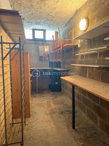 BOURG-EN-BRESSE – CENTRE-VILLE | T3 | 1er ÉTAGE | BALCON | CAVE | PARKING 

***************ACCES VISITE VIRTUELLE DISPONIBLE SUR DEMANDE*****************

Au cœur de Bourg-en-Bresse, à proximité immédiate des commerces, services et commodités, découvrez cet appartement T3 situé au 1er étage avec ascenseur, au sein d’une résidence calme et bien entretenue.
L’appartement se compose d’une entrée, d’un séjour double de 25m2 environ, d’une cuisine indépendante équipée de 7m2 environ, de deux chambres de respectivement 15m2 et 10m2 environ, d’une salle d’eau et d’un WC séparé.
Un balcon, ainsi que d'une cave d'environ 6 m² alimentée en électricité complètent se bien.

La copropriété bénéficie par ailleurs d’améliorations récentes, notamment d’une isolation thermique par l’extérieur et d’une chaudière récente, constituant de véritables atouts pour le confort et la performance du bâtiment.
Une enveloppe de travaux est toutefois à prévoir afin de moderniser l’appartement et d’en révéler pleinement le potentiel : remise au goût du jour des pièces d’eau, rafraîchissement des peintures et des sols, ainsi que mise en conformité de l’installation électrique.

LES ATOUTS
• Emplacement recherché en centre-ville de Bourg-en-Bresse
• Proximité immédiate des commerces et commodités
• T3 avec séjour double
• Possibilité de créer une 3ᵉ chambre
• Cuisine indépendante équipée
• WC séparé
• Balcon avec 2 stores-bannes dont 1 électrique
• Résidence avec ascenseur
• Cave d’environ 6 m² avec électricité
• Stationnement libre au pied de la résidence fermée
• Résidence calme et entretenue
• Isolation thermique par l’extérieur
• Chaudière récente
• Beau potentiel d’aménagement après travaux

Une belle opportunité pour un projet de résidence principale ou d'investissement. À découvrir sans tarder !