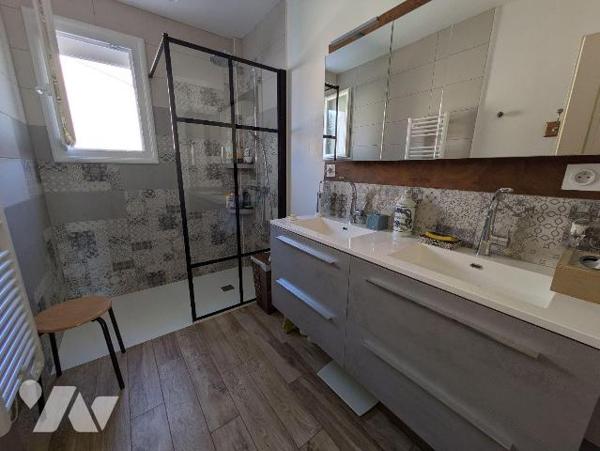 EXCLUSIVITE - LES HERBIERS - Maison sur sous-sol parfaitement entretenue de 102 m² habitable si...